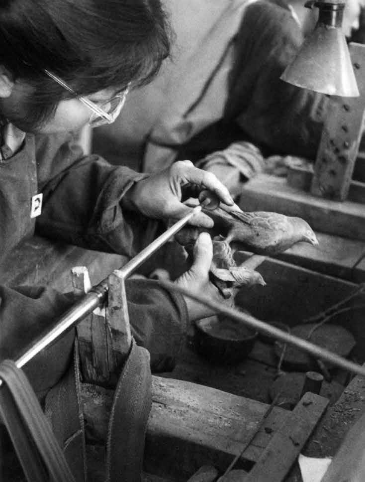 27. Lavorazione di pietre dure in un laboratorio della China Arts & Craft, Pechino,