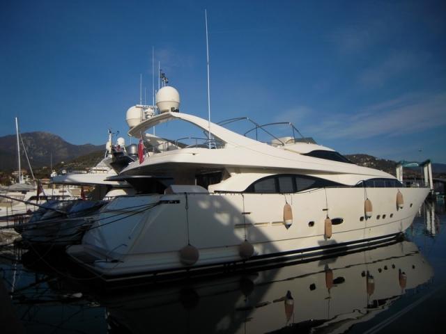 FERRETTI CRN SPA 94() Costruttore: Ferretti crn spa Categoria: Motor yacht Modello: 94 Anno imm.: 2003 Anno costr.: 2002 Bandiera: Uk Pescaggio: 1.75 Dislocamento: 48000 Lunghezza: 28.3 Larghezza: 7.