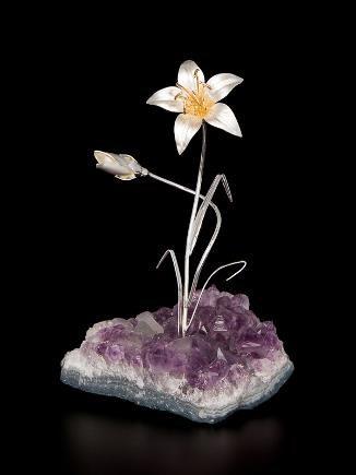 39 Giglio 1 fiore su minerale con petali colore bianco perlato o ramato lucido, peso gr. 350 c.a., h. 18 cm.