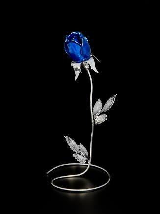 62 Rosa da tavolo con petali colore smalto blu o smalto rosso, peso gr. 50 c.a., h. 19 cm.