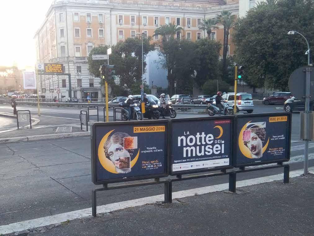 PARAPEDONALI Impianti bifacciali di cm. 100 x 70 situati a bordo marciapiede in gruppi di due/tre impianti, ubicati nelle zone centrali e residenziali di Roma.