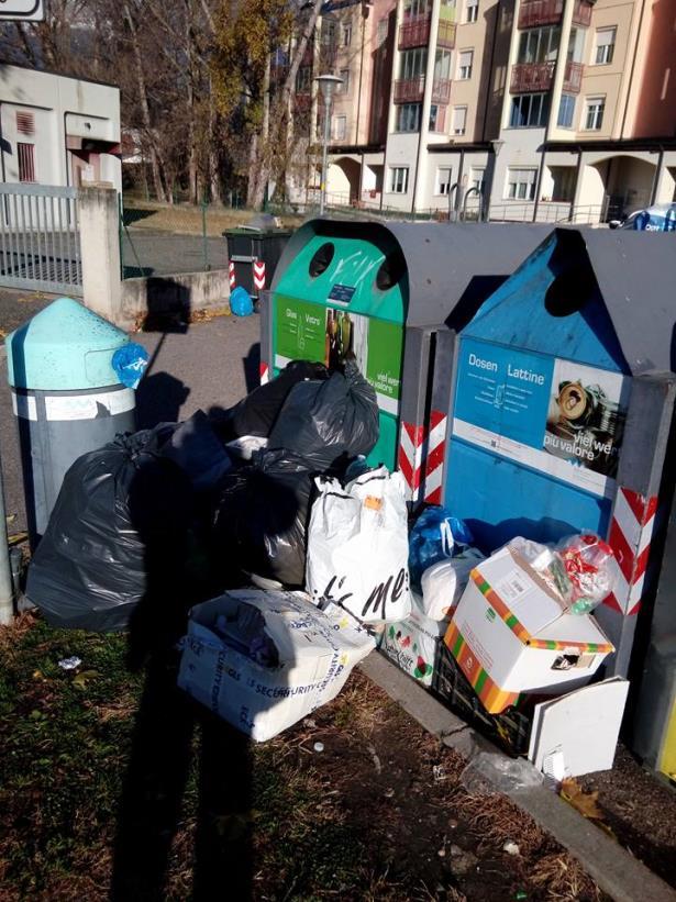 STRADE PULITE NEL NOSTRO QUARTIERE A Sinigo, l abbandono illegale dei rifiuti e la scarsa pulizia delle aree pubbliche sono diventati un problema cronico.