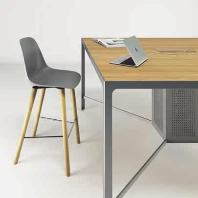 Ai due lati è previsto un comodo tavolo/bancone H90 cm ideale per svariate attività: meeting, snack, pranzi veloci o sessioni di lavoro condiviso.