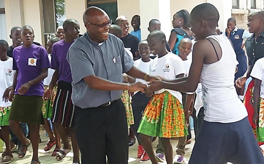 in Kenya, Padre William Augo del Francis Kasarani e dalle suore italiane provenienti dal centro per bambini di Macalder.