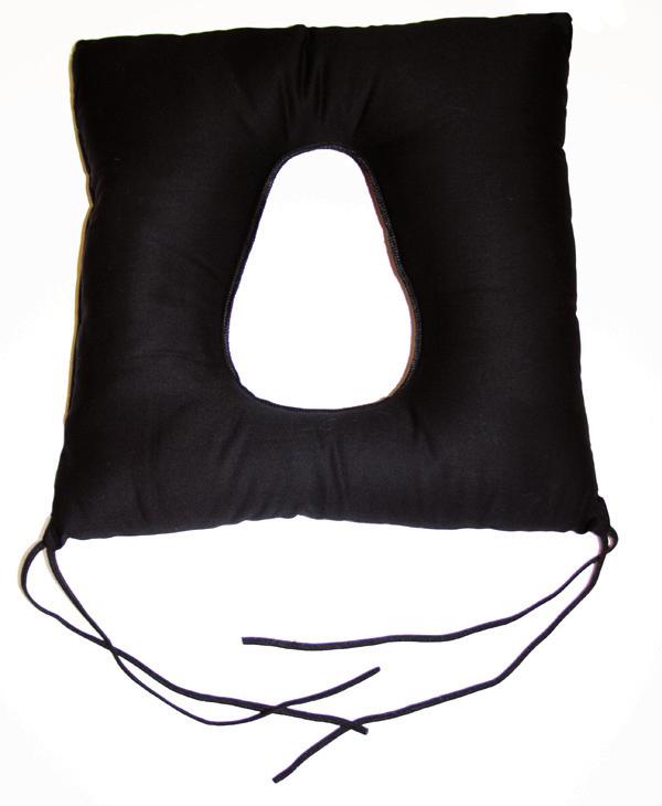 Il cuscino è dotato di foro centrale e di fasce di ancoraggio alla sedia mediante velcro. Dimensioni: 45x45 cm.