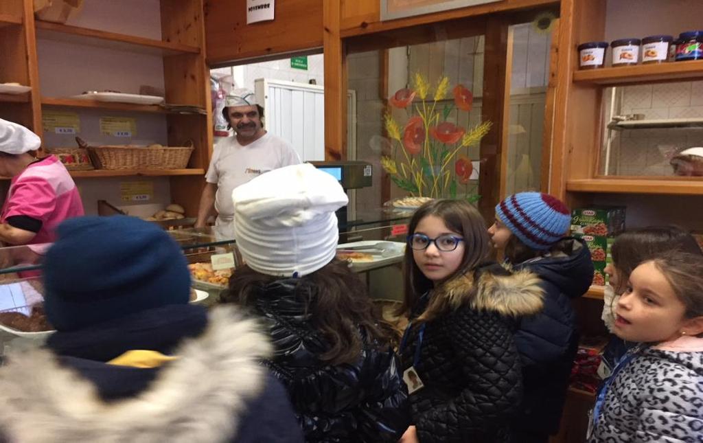 Siamo andati nel panificio vicino alla scuola per