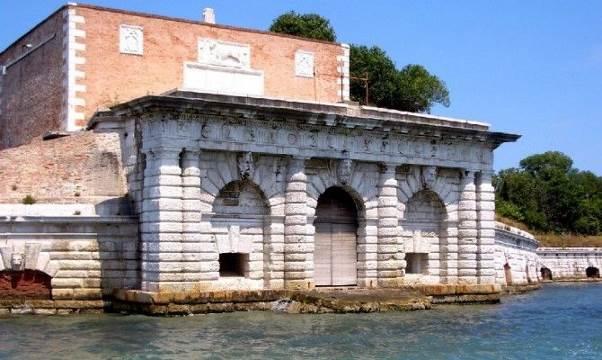 Nel pomeriggio visita guidata di uno degli angoli più nascosti e meno conosciuti di Venezia: il ghetto ebraico, interessantissimo per la sua storia complessa e per il mimetismo delle sinagoghe, che