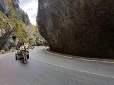 Le gole di bicaz sono attraversate da una strada fiancheggiata da un ruscello e costituiscono un paesaggio di forte impatto emotivo con strapiombi da brivido.