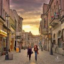 Si prosegue verso Bucarest dove pranzeremo presso il ristorante Hard Rock Caffè nel bellissimo parco Herastrau, un luogo rilassante che ospita inoltre un grande lago.