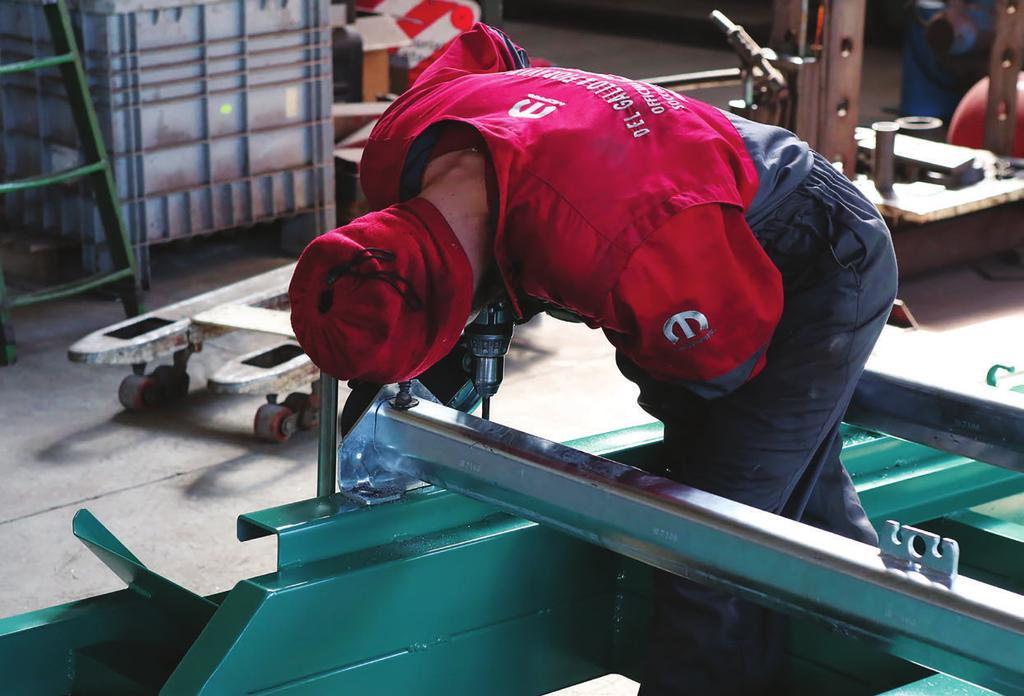 TENACIA E PASSIONE L Azienda Del Gallo e Fioravanti si occupa della produzione e della commercializzazione di rimorchi agricoli, rimorchi stradali.