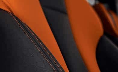 I pregiati rivestimenti in pelle nei colori arancio Capri o rosso con accattivanti cuciture in contrasto conferiscono all abitacolo un tocco di raffinata eleganza.