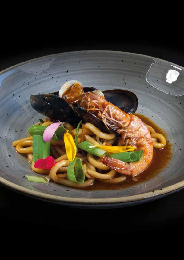 Primi piatti 122 Udon allo scoglio in stile giapponese Pasta di frumento, gamebrone, cozze, vongole, uova, verdure, cipollotto, salsa teriyaki