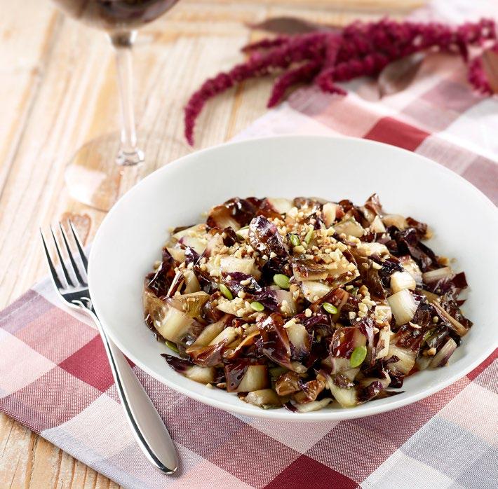 Ingrediente del cuore: radicchio Radicchio saltato con granella di nocciole e semi di zucca - 6 cespi di radicchio spadone - Mezzo porro - 3 cucchiai di granella di nocciole - 2 cucchiai di semi di