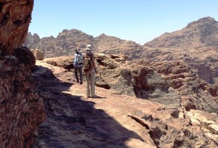 GIORDANIA Trekking da Dana a Petra sui sentieri dei beduini Un trekking attraverso la montagne della Giordania per raggiungere la mitica Petra dal dietro lungo i sentieri millenari utilizzati dai