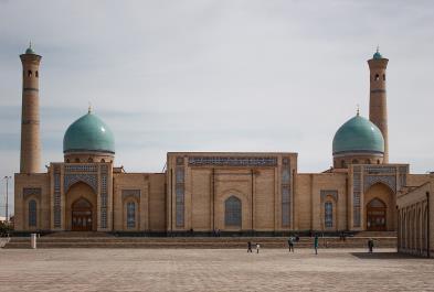 Visita alla Moschea di Khodja Akhrar (1404-1490), e al Mausoleo dello Sceicco Zaynutdun, con una cella sotterranea risalente al XII secolo.