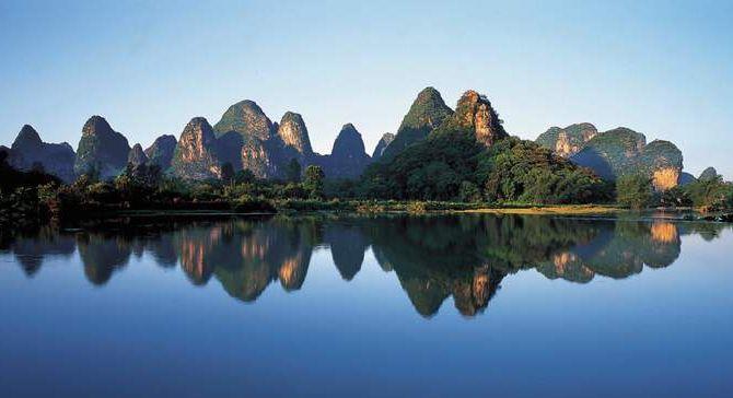 A fine crociera, sosta nella cittadina di Yangshuo e possibilità di curiosare tra le bancarelle variopinte. Rientro in pullman a Guilin. Pranzo a bordo.