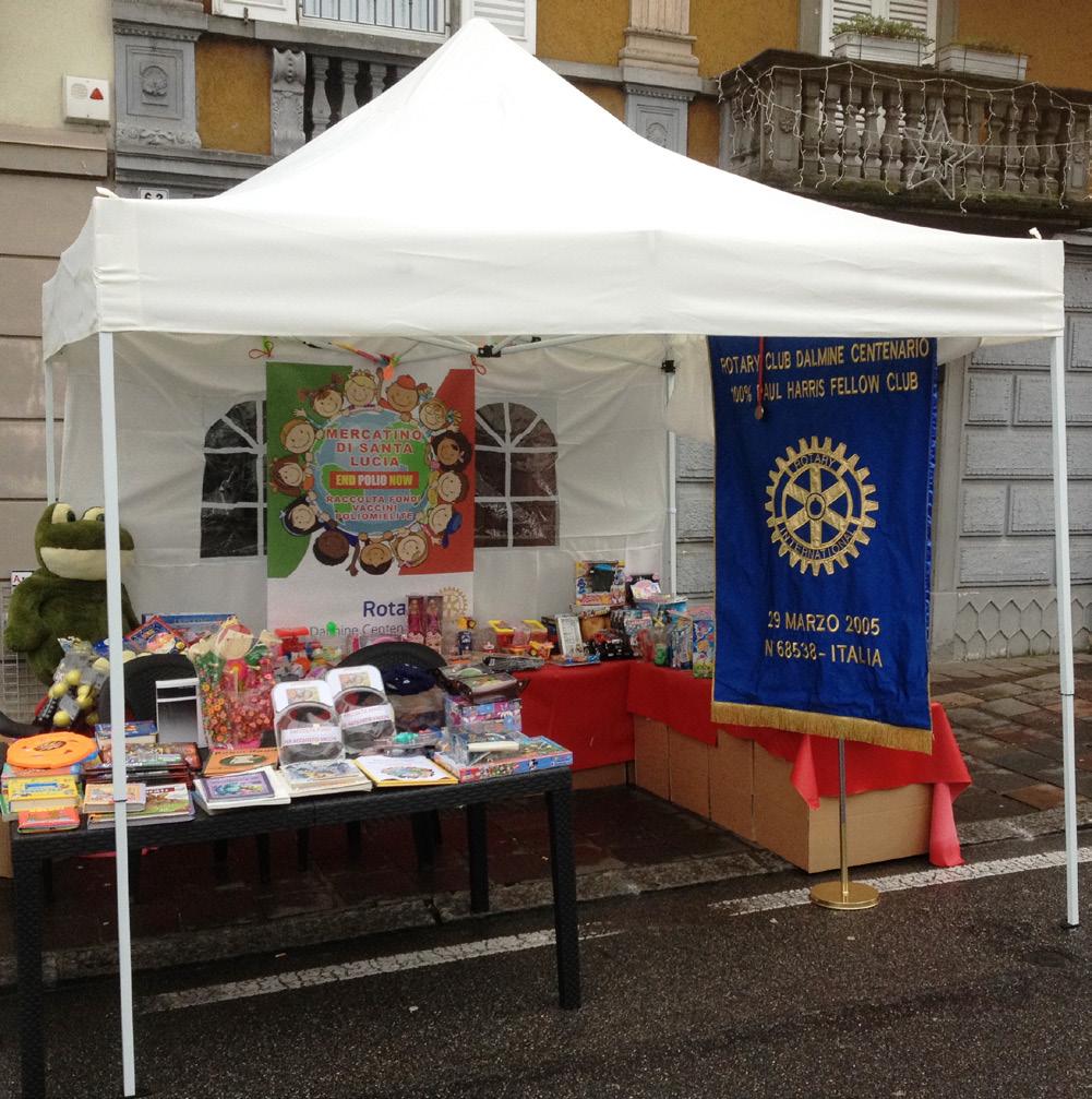 con giocattoli per raccogliere fondi in favore della lotta contro la polio.