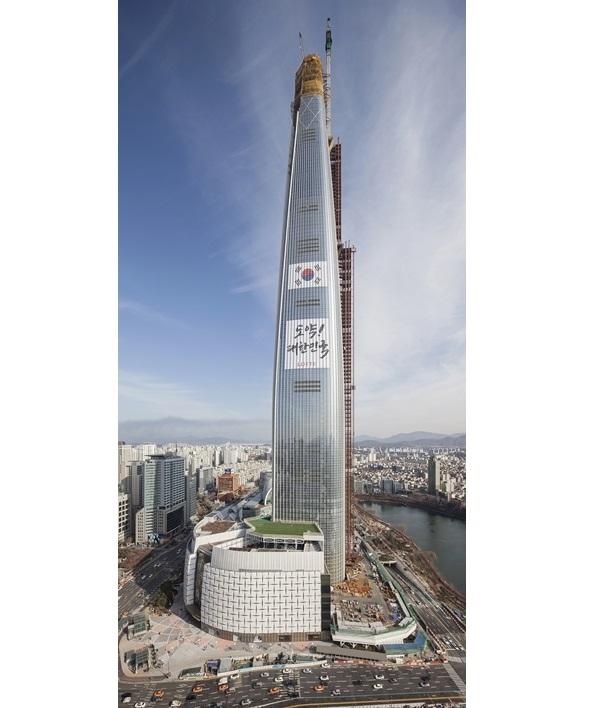 Lotte World Tower, in costruzione a Seoul (foto: Lotte World Tower & Mall) Infine, dei casi presentati nei volumi, puoi sceglierne uno che ti ha colpito particolarmente e spiegarci sinteticamente