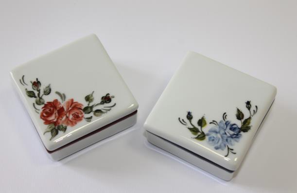 Le ceramiche di Emilia Eleganti oggetti in ceramica dipinti a mano con motivi floreali.