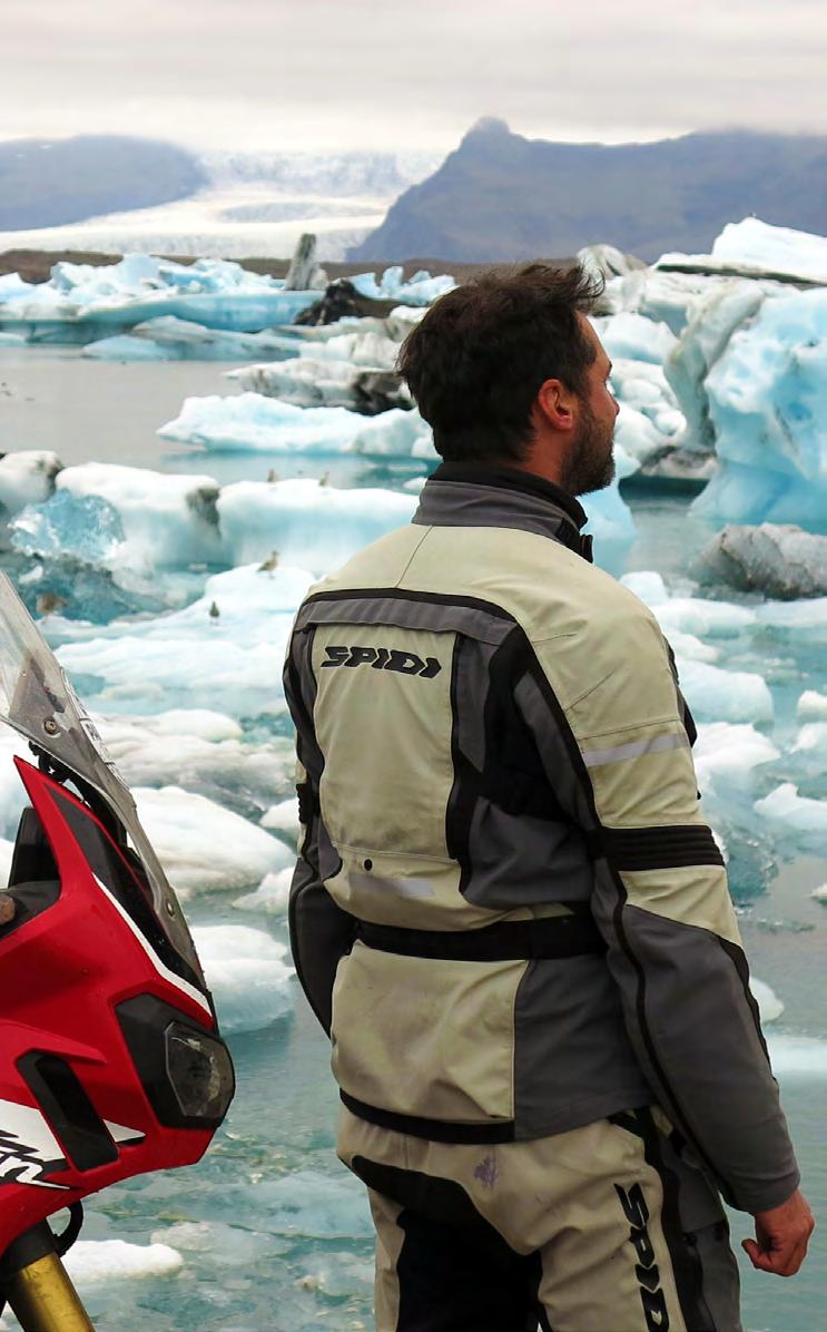 da SKAFARRETPUR a km HOFN 330 Proseguiamo sulla ring road diretti a Est attraversando il deserto di Skeidararsanduril che precede la vista del Ghiacciaio Vatnajokull, considerato non solo il più