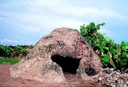 nant Su Cuaddu e sa Mòngia. Custa perda, chi fiat cravada strantaxa in terra, imoi est furriada e est longa 2,20 metrus.