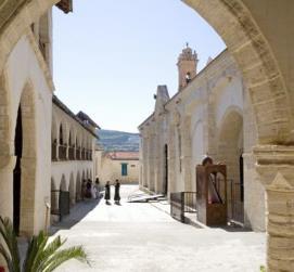 Il tour continua attraverso le ben conservate Mura Veneziane della città, verso il Museo Bizantino per ammirare una collezione d icone che abbraccia ben 1000 anni d arte e la meravigliosamente