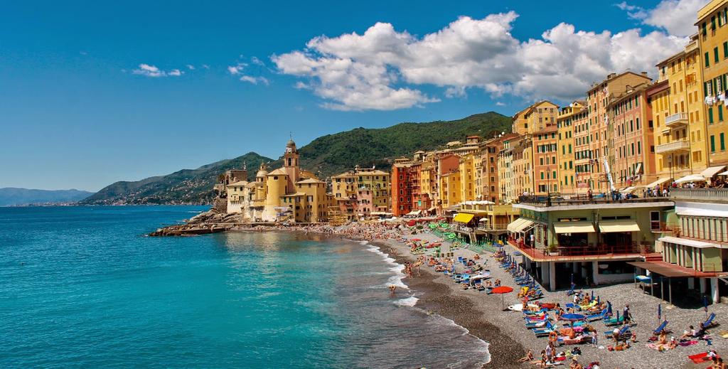 INTORNO A NOI CAMOGLI E LA SAGRA DEL PESCE Camogli (Genova) Tipico borgo marinaro situato nella splendida cornice del Golfo Paradiso, deve la sua