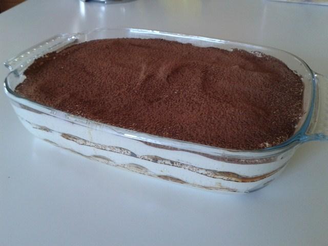 Ingredienti: 500 grammi di crema tiramisù pastorizzata 250 grammi di savoiardi 400 grammi bagna al caffè 30 grammi di cacao amaro Ingredienti crema tiramisù: 88 grammi di tuorli 170 grammi di