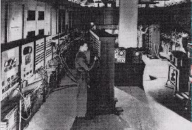 La prima generazione (ENIAC: 1946-1955) Elettronica (valvole: diodo, triodo). Aumento di prestazioni di 1,000 volte. ENIAC (Electronic Numerical Integrator And Calculator), University of Pennsilvania.
