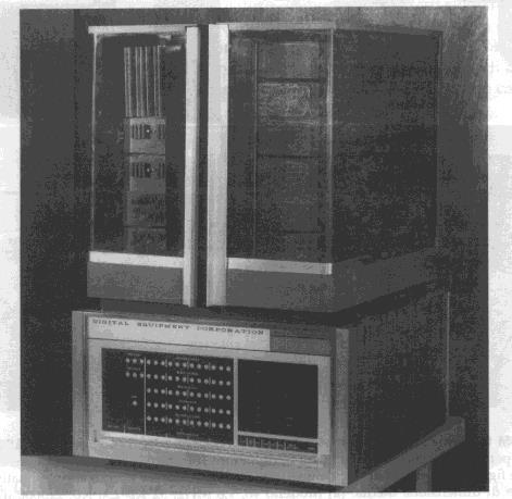 La terza generazione (1964-1971) Introduzione dei circuiti integrati (LSI). IBM360 (1964) - Prima famiglia di calcolatori (architettura di calcolatori). Costo 360,000$ Registri a 32 bit. Clock 1-4Mhz.