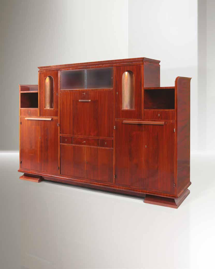 09 Gio Ponti e Emilio Lancia Grande credenza della serie Domus Nova con struttura in legno ed elementi in ottone. Etichetta originale. Prod.