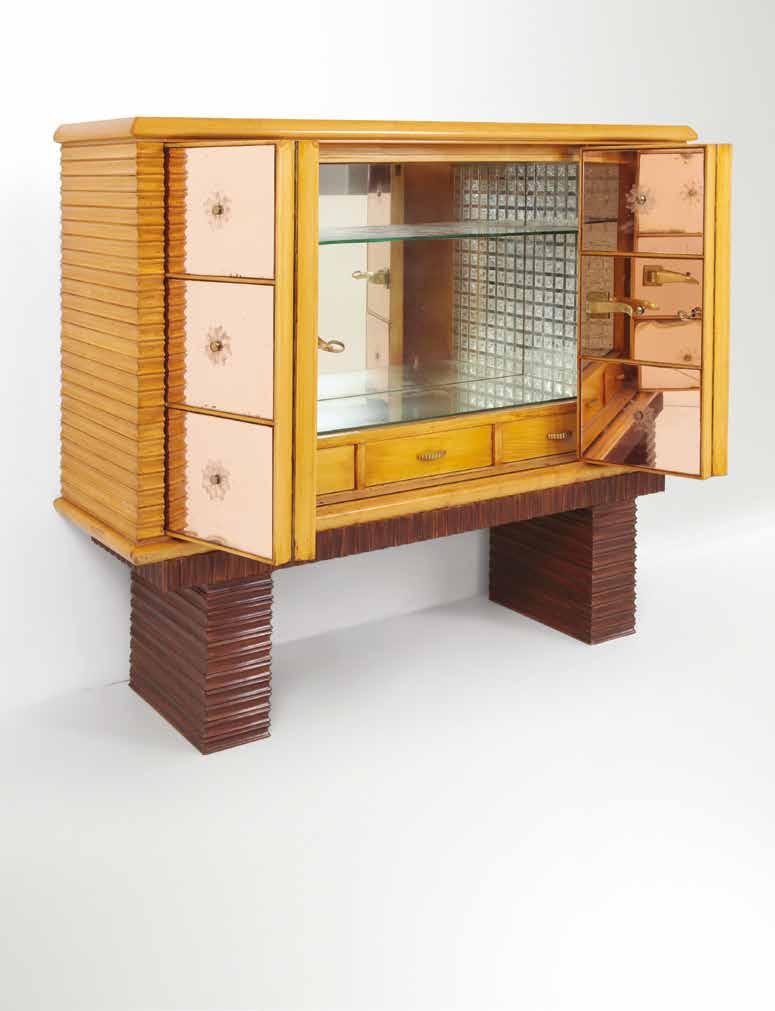 52 Osvaldo Borsani Mobile bar 5028 con struttura in legno ed ante a libro con rivestimenti in vetro colorato e specchiato. Maniglie e dettagli in ottone.