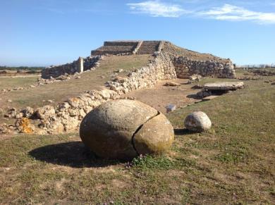 Si tratta di un nuraghe trilobato, con una torre centrale e 3 torri angolari e un vasto villaggio intorno.