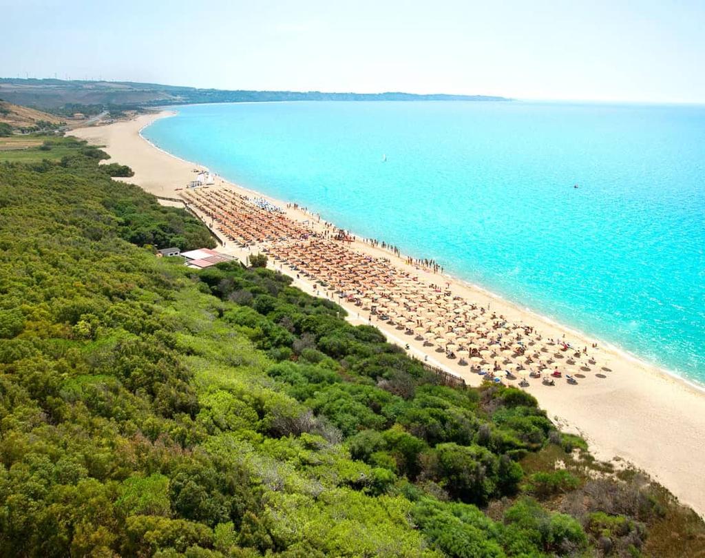 La spiaggia 4CRAL - ATTIVITÀ SPORTIVE L'ampia spiaggia sabbiosa e privata del Serenè Village (profonda 40 e larga 400mt) è attrezzata con ombrelloni assegnati, lettini e sdraio,