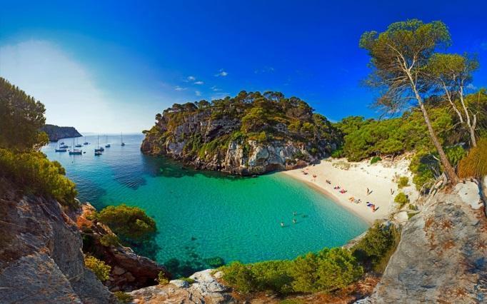 obbligatorie soste nelle indimenticabili baie che troviamo sulla nostra rotta da Cala Covas, Cala Canutells, Cala Biniparrax ecc come sempre la giornata trascorre tra bagni, sole, pranzo e tanto