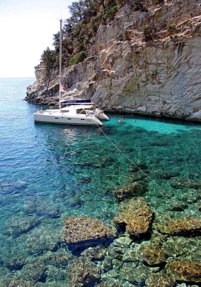 Catamarano in esclusiva 8.000,00 Sono esclusi dal prezzo i porti, il gasolio e la cambusa.