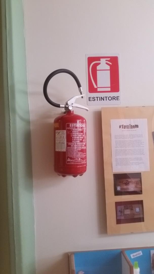 incendio medio, si prevede l installazione di n.2 estintori omologati nuovi nei punti segnalati in planimetria allegata. Nello specifico saranno installati estintori portatili del tipo 34 A 144 B C.