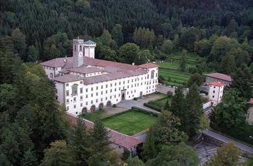 Si trasferisce a Firenze dove suo padre gli fa da insegnante.