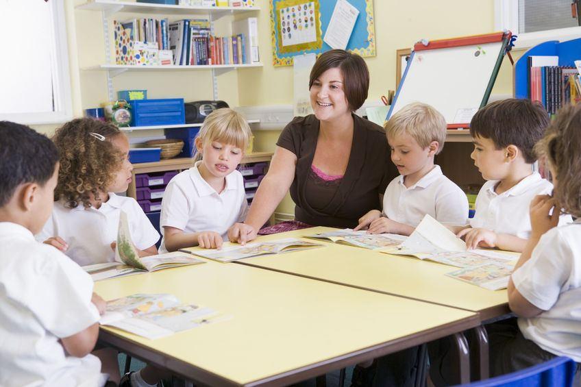 Un nuovo docente Il ruolo del docente diviene principalmente di preparazione, osservazione, stimolo e accompagnamento didattico e non di diffusione lineare e