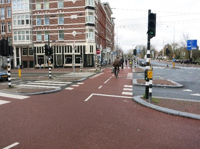 Corsia ciclabile a Ittigen (CH) e ciclopiste ad Amsterdam (NL) Poiché il potenziamento delle autostrade è molto costoso, le autorità per i lavori pubblici dei Paesi Bassi hanno cercato alternative