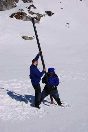 Si inserisce il carotiere nel manto nevoso per l estrazione dei campioni di neve, la misura del loro peso e densità, e