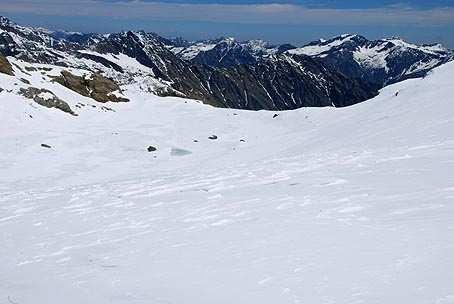 è qui compreso tra 350 e 410 cm (f. G. Allais). Veduta verso la fronte del ghiacciaio e le montagne tra Val Soana e Valchiusella.