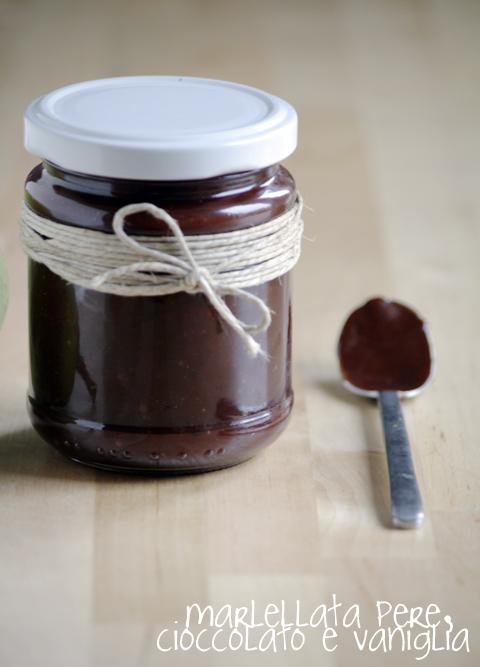 Marmellata Pere, cioccolato e vaniglia Ingredienti: 1kg netto di pere Williams, 625 g di zucchero, 250 g di cioccolato fondente, succo di 1/2 limone, succo di 1 arancio, un baccello di vaniglia.