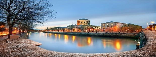 La scuola è posizionata tra la migliore zona per lo shopping, Grafton Street, e il meraviglioso parco della città, Stephen s Green.