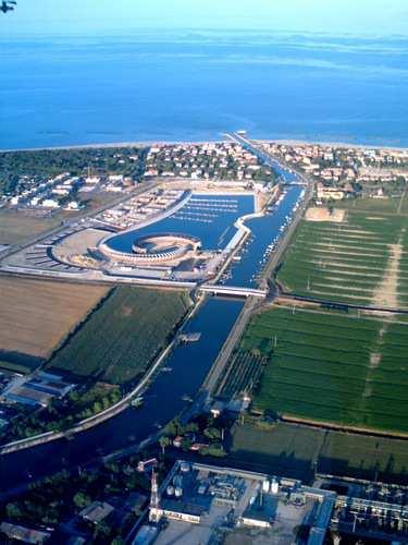 L'unico edificio di una certa importanza era la postazione doganale che serviva da ristoro alle pattuglie sul litorale, denominato "Casello speranza governativo".