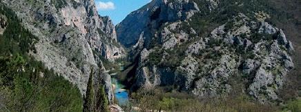 L Acqua Drink Cup, anche di sorgente, sgorga dalla fonte che si trova nella Riserva Naturale della Gola del Furlo.