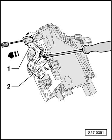 Ruotare il nipplo del cavo di 90 e disimpegnare dall'occhiello. Staccare il tirante della chiusura meccanica porta (a seconda dell'allestimento della vettura).