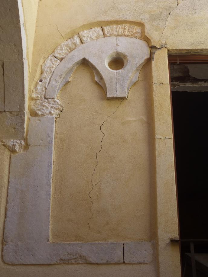 Figura 17 Elemento di pregio Cortile interno alla US2 con ingresso su Via Forcella Elementi di spolio di una finestra con imbotto