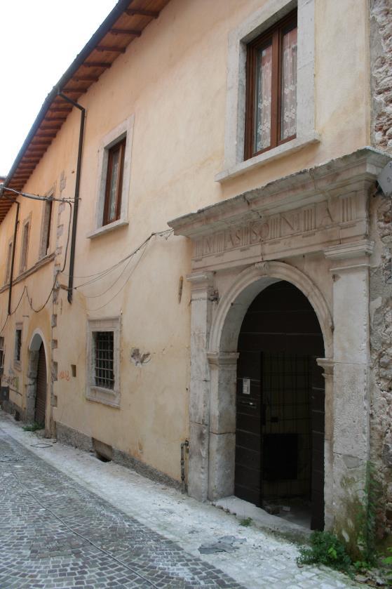 piano bottega, attualmente chiuso, e marcapiano a torciglione che avvolge l edificio su entrambi i prospetti.