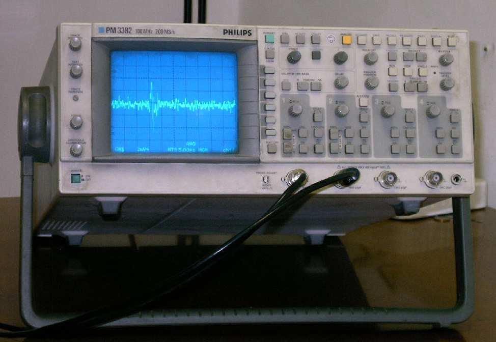 Oscilloscopio: impiego In virtù delle sue caratteristiche metrologiche, l oscilloscopio viene impiegato fondamentalmente per osservare forme d onda correlate a fenomeni